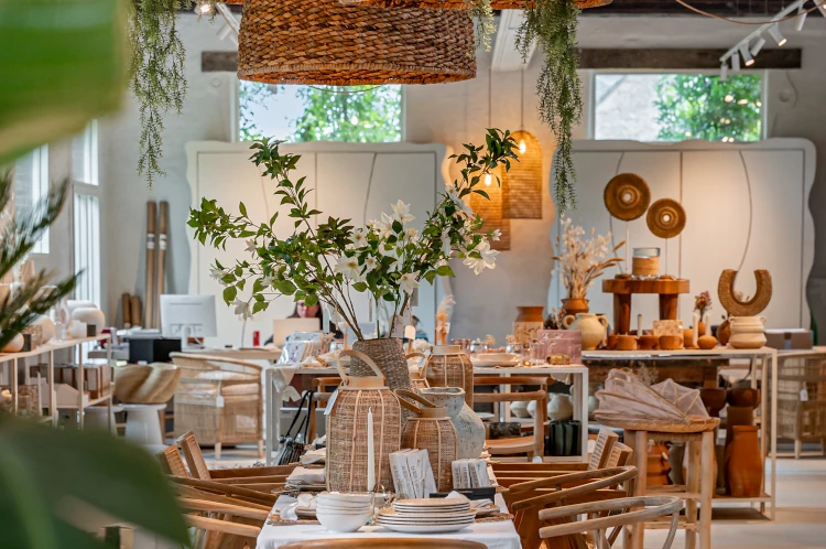 Inspiratie opdoen in de showroom van Maison Satori om je vakantiewoning te laten inrichten